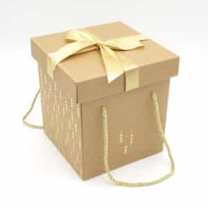 Boite cadeau carton Noël. Cette boite cadeau kraft dorée sera parfaite pour les fêtes de Noël ! Taille moyenne.