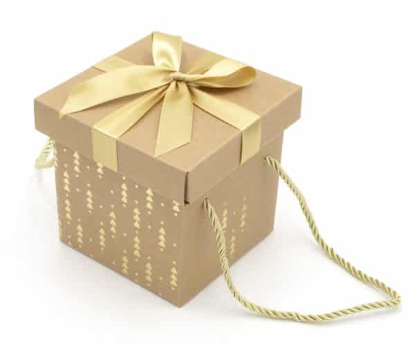Boite cadeau en carton kraft de couleur dorée.