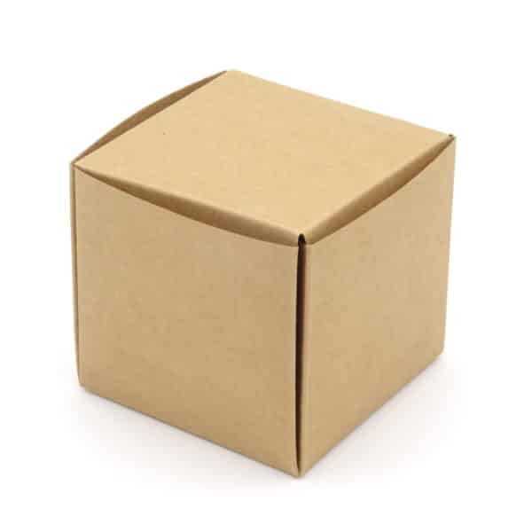Boîte cadeaux carton kraft en forme de cube.