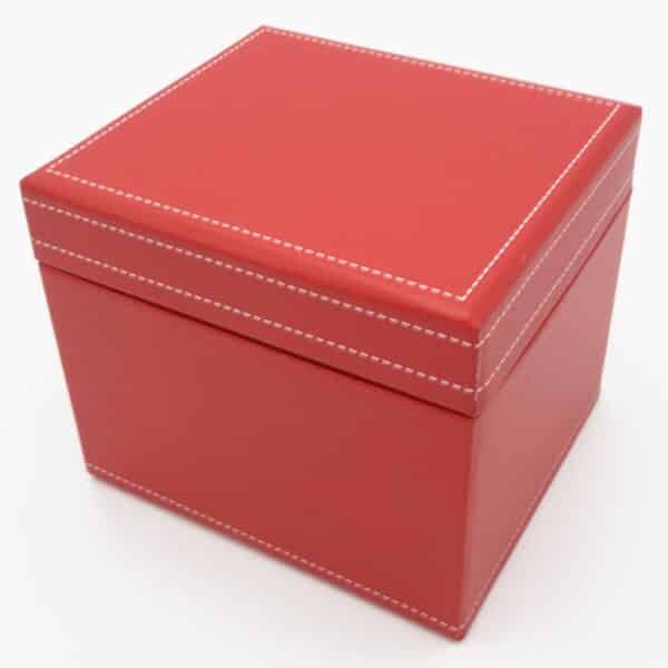 boite cadeau de couleur rouge en forme de carré