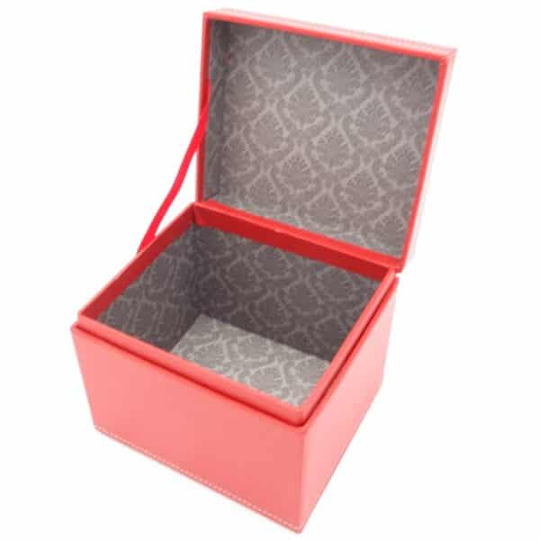 boite cadeau rouge avec intérieur gris