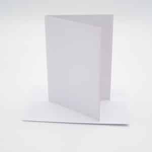 Ensemble de cartes et enveloppes blanches pailletées (x4). En carton kraft de qualité.