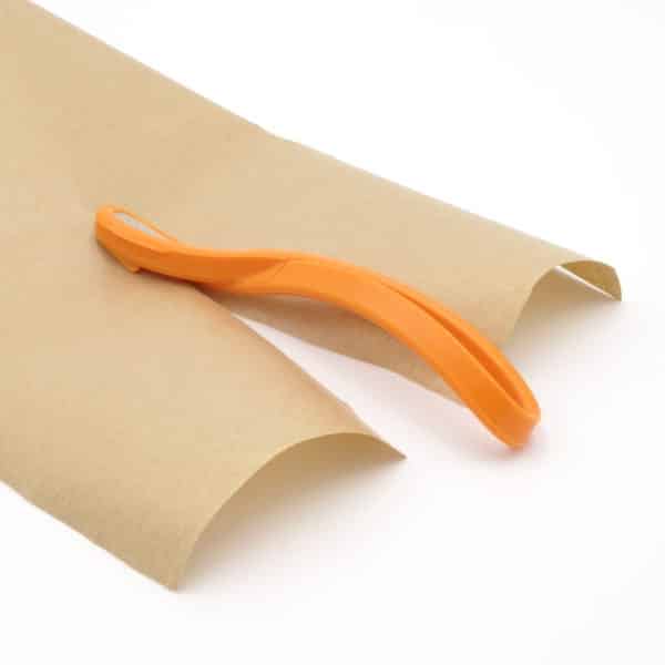 Cutter Fiskars pour papier cadeaux. Grande qualité, découpe simple et efficace. Lame sécurisée.