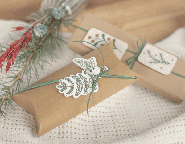 Vous pouvez personnaliser vos paquets cadeau de Noël à l'aide de notre ensemble de 6 stickers de marque Heyda.