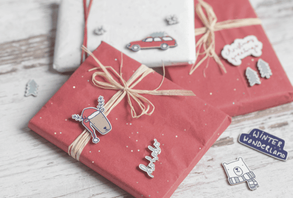 Comment personnaliser ses paquets cadeau de Noël avec des stickers en bois.
