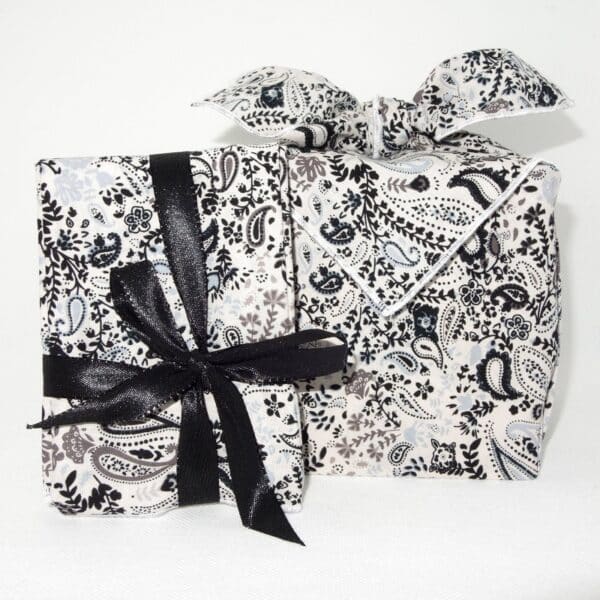 Très élégant paquet cadeau en tissu furoshiki qui vous permet de réaliser un emballage cadeau écolo !