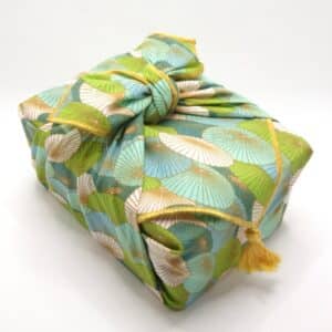 Voici notre furoshiki tissu vert et bleu, superbe pour réaliser des emballages cadeaux écolo.