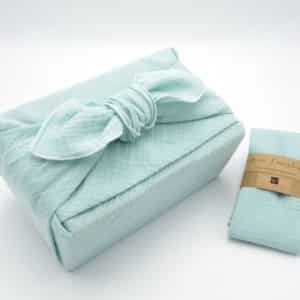 Emballage cadeau en tissu bleu pastel. Furoshiki grand modèle pour enfant.