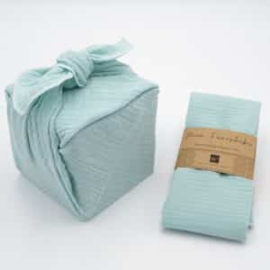 Emballage pour les cadeaux des enfants en tissu bleu pastel. Furoshiki idéal pour une naissance.