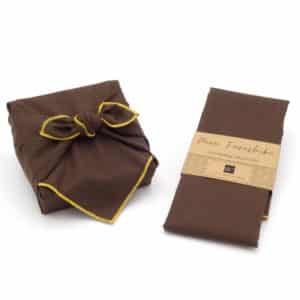 Emballage cadeau furoshiki en tissu marron, petit modèle.