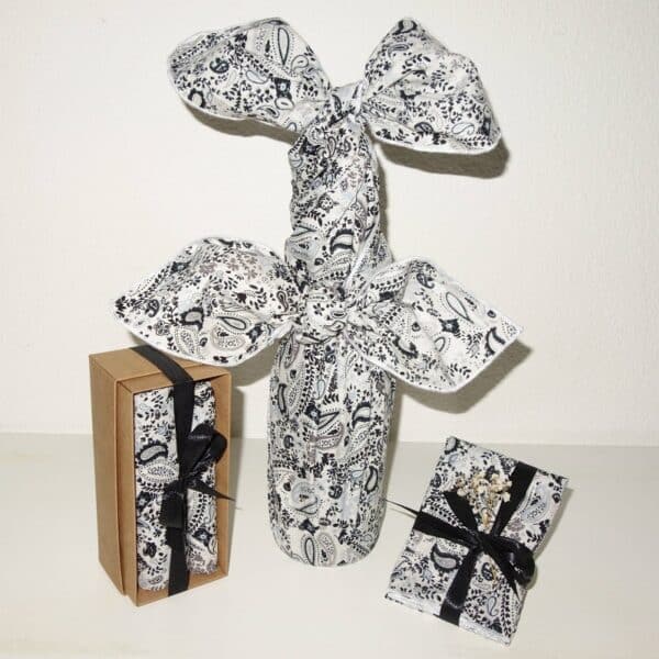 Emballez vos cadeau dans un paquet écologique en tissu noir et blanc.