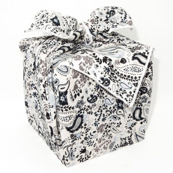 Notre furoshiki noir et blanc très élégant et écologique. Réalisez de superbes emballages cadeaux en tissu !