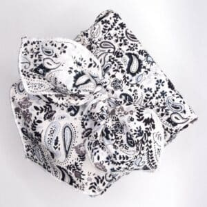 Joli tissu noir et blanc parfait pour réaliser de jolis paquets cadeau écologiques de type Furoshiki.