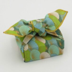 Emballage cadeau en tissu réutilisable - Furoshiki. De couleur vert/bleu.
