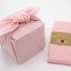 Furoshiki rose pastel, belle qualité. Parfait pour offrir un cadeau à une petite fille.