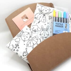 Notre furoshiki à colorier sera parfait pour réaliser un paquet cadeau pour un enfant. Après son ouverture l'emballage deviendra lui-même un cadeau !