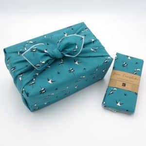 Grand furoshiki de couleur bleu pour emballer vos cadeaux.