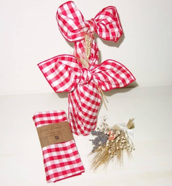 Emballage cadeau en tissu - Furoshiki - de couleurs rouge et blanche.