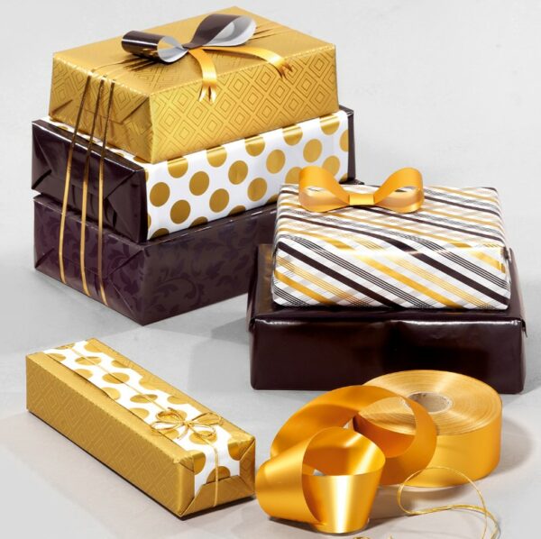 Découvrez notre papier cadeau rayé aux couleurs noire, or et argent. De belle qualité cet emballage cadeau sera idéal pour un anniversaire.