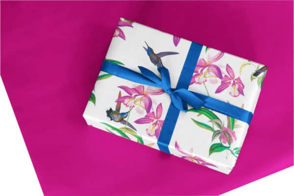 Papier cadeau Fleur. Emballage blanc avec motif de fleurs aux couleurs rose, vert et blanc. réversible.