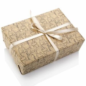Notre papier cadeau en kraft recyclé de couleur naturelle avec motif chats est très tendance. Emballage écologique, il peut être offert lors des fêtes de Noël où pour un anniversaire.