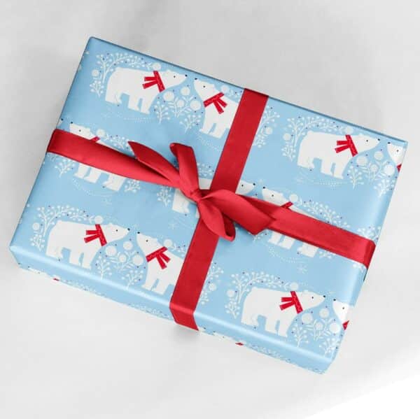Un papier cadeau bleu avec motif ours polaire, parfait pour les fêtes de fin d'année.