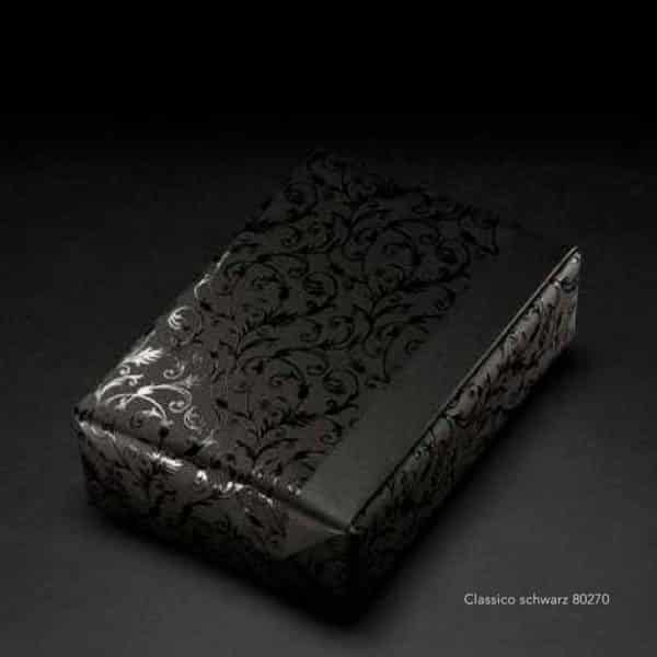 Papier cadeau noir de luxe au style baroque.