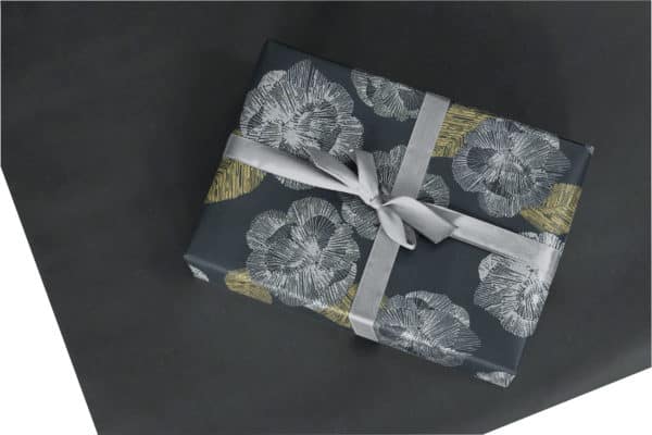 Emballage papier cadeaux de qualité. Couleur noir, argent, or. Motif fleurs.