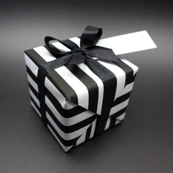 Papier cadeau noir et blanc, rayures. Présentation en paquet.