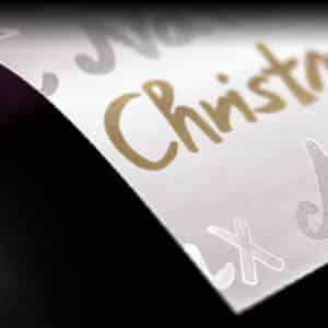 Papier cadeaux blanc avec motif "Joyeux Noël".