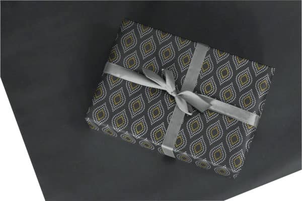 Papier d'emballage cadeaux couleur Noir, Or et Argent.