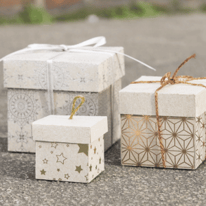 Boites cadeaux réalisées en papier cartonné de marque Heyda. Bloc de 12 feuilles cartonnées pour scrapbooking et loisirs créatifs.