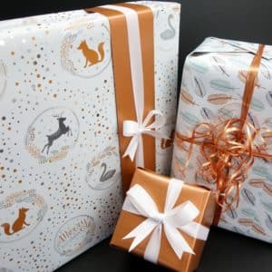Paquets cadeaux de Noël, de couleurs blanches, cuivrées.