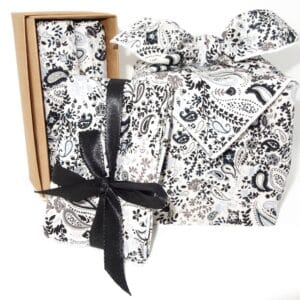 Notre kit furoshiki composé de deux emballages cadeaux en tissu noir et blanc.