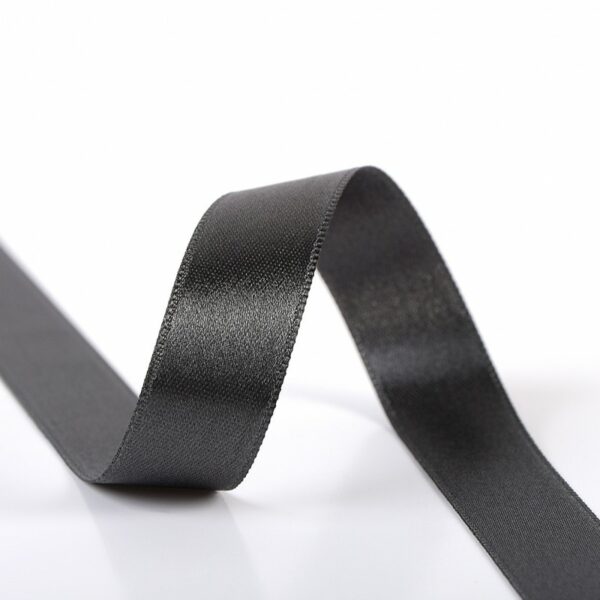Notre ruban en tissu - lin noir, très haut de gamme, sera parfait pour emballer vos cadeaux. Présenté en disquette de 25 mètres.