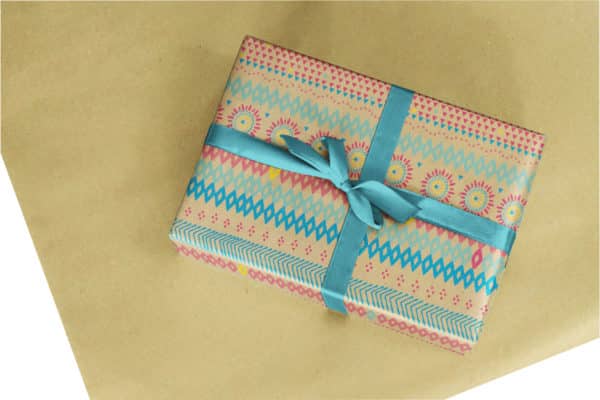 Papier Cadeaux Kraft imprimé Rose et Bleu. Motif féminin idéal pour jeune femme.