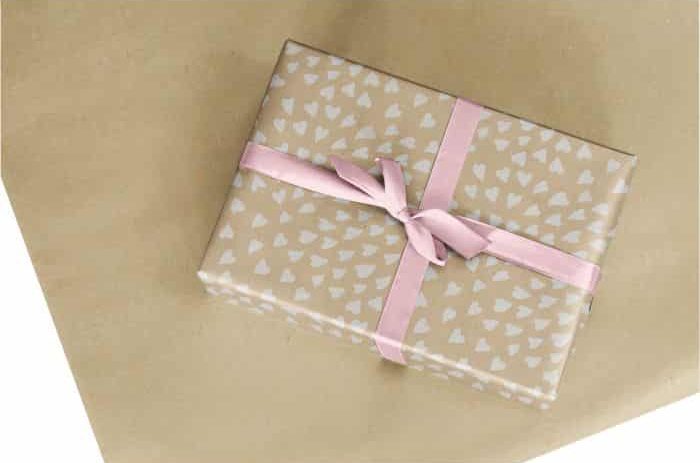 Papier cadeau brun - Dessin coeur - Blanc