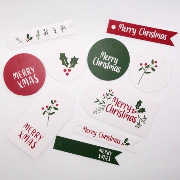 Notre ensemble d'étiquettes cadeaux de Noël en carton se compose de 4 étiquettes rondes et 6 étiquettes rectangulaires de 2 tailles différentes. De couleurs rouges, blanches et vertes nos étiquettes avec leurs motifs de Noël seront parfaites pour personnaliser vos paquets cadeau lors des fêtes de fin d'année.