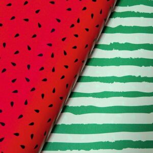 Un papier cadeau original et réversible au motif pastèque. Recto : rouge avec dessin de pépins noirs. Verso : vert avec motif rayures de pastèque.